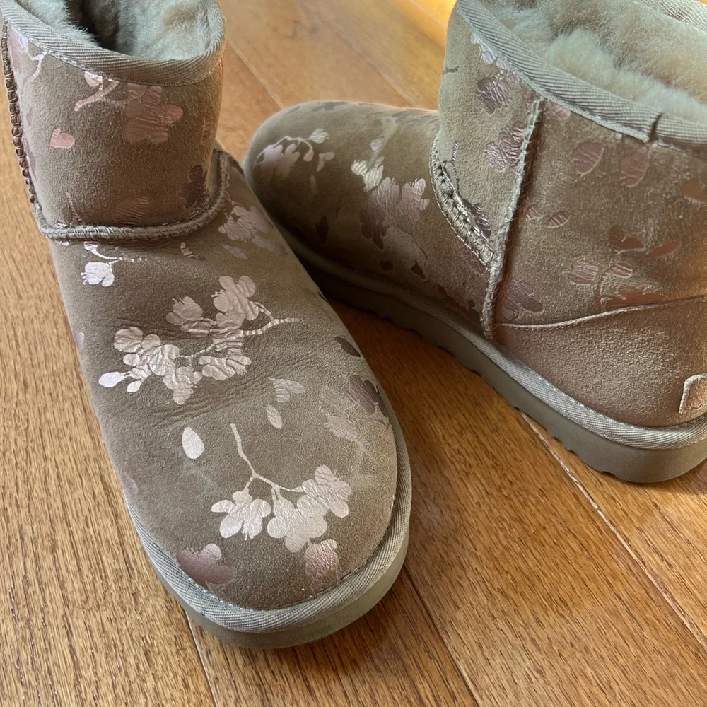 New! UGG Floral Foil limited edition Tan Suede Ankle Boots. - Picture 3 of 6